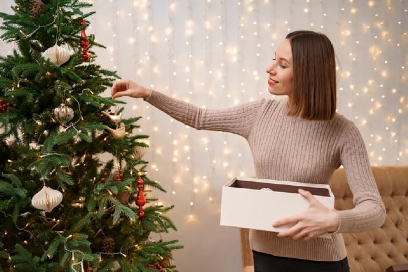 girl-decorating-christmas-tree